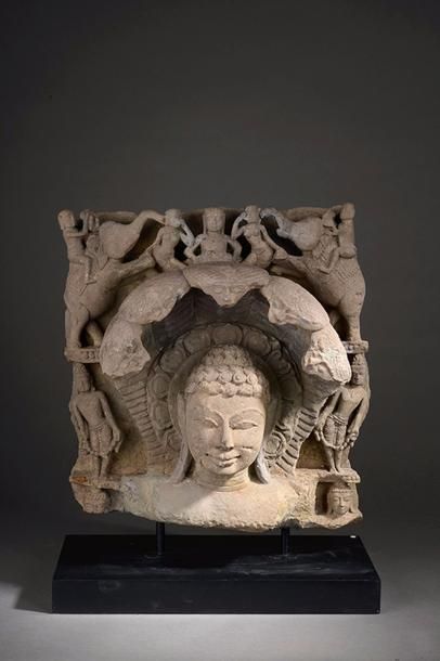 null Partie supérieure d'une stèle illustrant Buddha Mucilinda protégé par le Naga...
