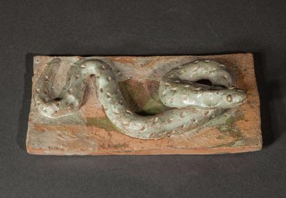 null Brique décorative de sanctuaire enluminée en haut relief d'un serpent sinueux....