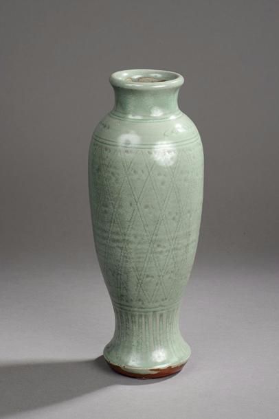 null Vase de forme dite cuisse de poulet en porcelaine du Longhua décoré de motifs...