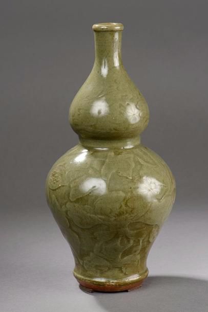 null Vase double gourde du Longquan sur base étroite en épaisse porcelaine incisé...