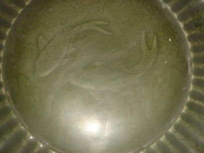 null Important plat du Longquan à marli polylobé godronné en épaisse porcelaine moulé...