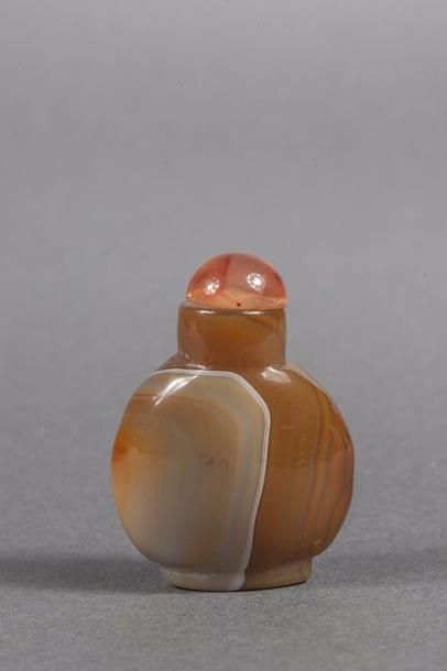 null Tabatière en agate rubanée. Chine. 5,5cm.