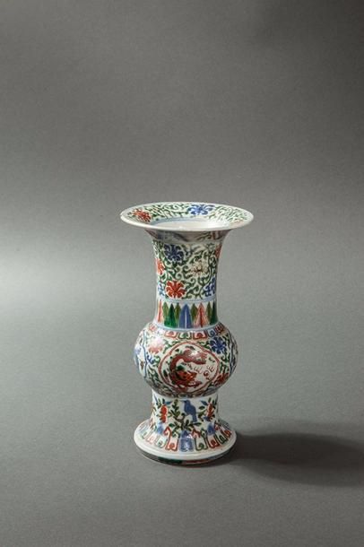 null Vase de forme Gu en porcelaine wucaï décoré en émaux polychrome sur la couverte...