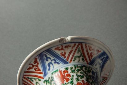 null Vase de forme Gu en porcelaine wucaï décoré en émaux polychrome sur la couverte...