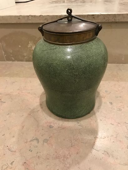 null Pot en céramique grainée vert à couvercle de bronze - H : 23cm, Diam 18cm