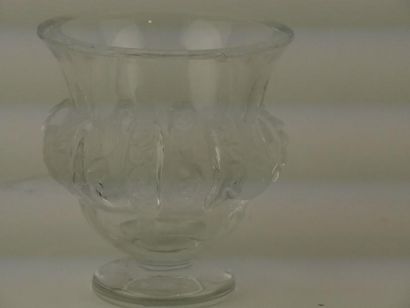 null René LALIQUE (1860-1945)- Vase en verre moulé à décors de frise de mésanges...