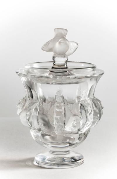null René LALIQUE (1860-1945)- Vase en verre moulé à décors de frise de mésanges...