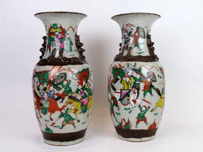 Paire de vases céramique à décors de chevaliers...