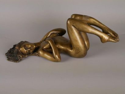 FROIS Sculpture de femme allongée en bronze...