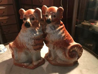 Deux chiens carlins en faience 
