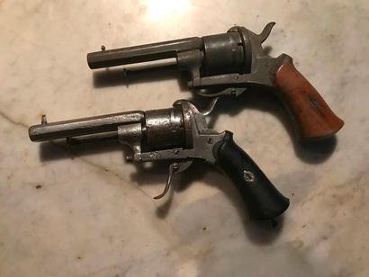 Deux pistolets anciens