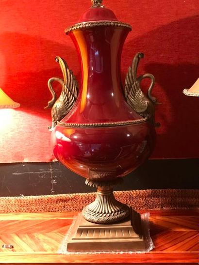 null Vase à col resserré en céramique rouge - Les anses en forme de cygnes en bronze...