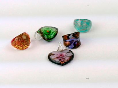 null Quatre bague en verre de Murano et deux pendentifs cœur en Murano décors de...