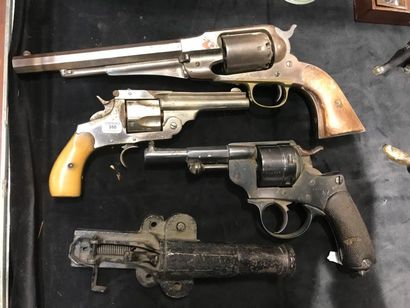 null Trois revolvers ancien et un canon - Accidents