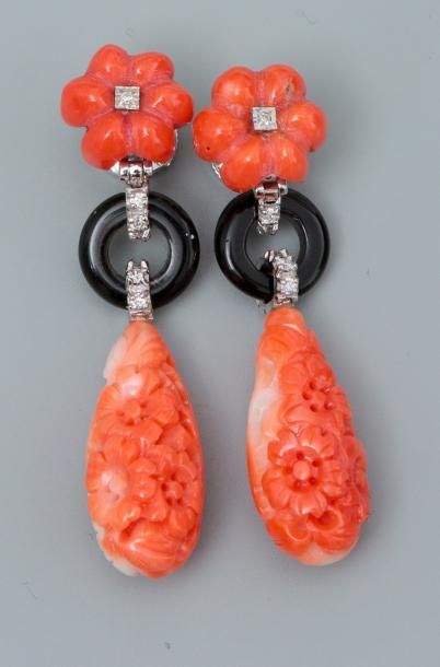 null Pendants d'oreilles en or gris, 750 MM, dessinant chacun une fleurette de corail...