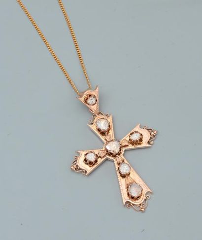 null Longue chaîne en or jaune , 750 MM, portant une croix richement ornée de diamants...