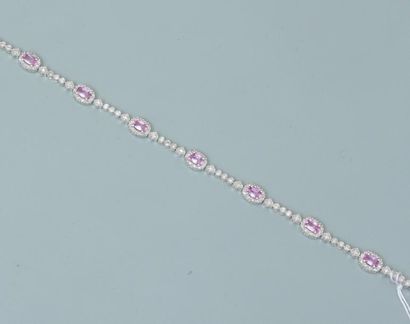 null Bracelet en or gris, 750 MM, orné de neuf saphirs roses entourés de diamants...