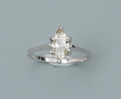 null Bague en or gris, 750 MM, ornée d'un diamant taille navette pesant 0,80 carat...