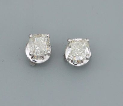 null Puces d'oreilles en or gris, 750 MM, ornée chacune d'un diamant fancy light,...