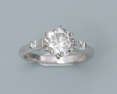 null Bague en or gris, 750 MM, ornée d'un diamant rond pesant 1,65 carat, taille...