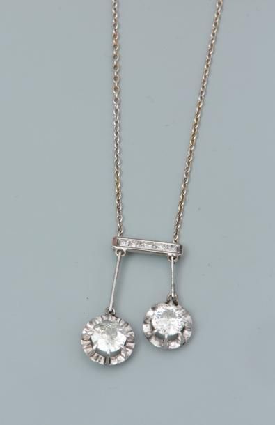 null Collier "Négligé" en or gris, 750 MM, orné de petits diamants portant deux diamants...