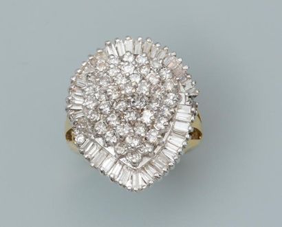 null Bague en forme de poire deux ors , 585 MM, recouverte de diamants taille baguette...