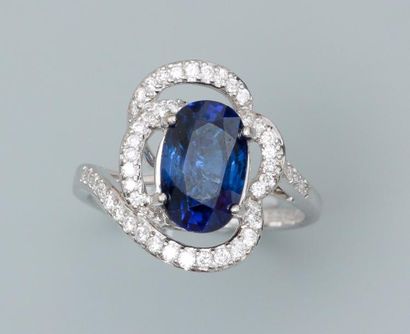 null Bague en or gris, 750 MM, ornée d'un saphir ovale pesant 4 carats environ, belle...