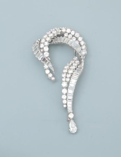 null Jolie broche figurant un ruban d'or gris, 750 MM, recouvert de diamants taille...