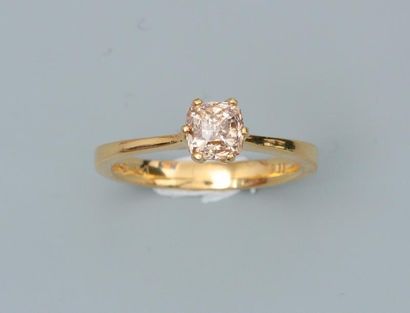 null Bague en or jaune, 750 MM, ornée d'un diamant brun raille coussin pesant 1,03...
