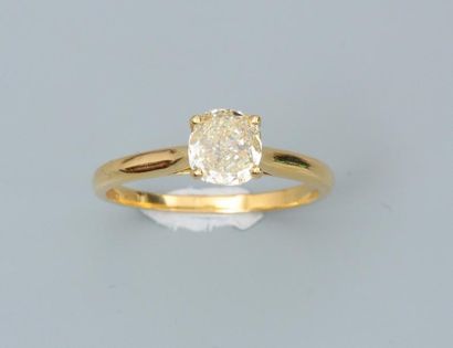 null Bague en or jaune, 750 MM, ornée d'un diamant fancy taille coussin pesant 1,12...