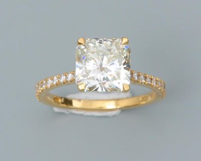 null Bague en or jaune, 750 MM, ornée d'un diamant taille radian pesant 3,04 carats...