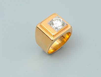 null Diamant taille brillant pesant 2,02 carats, desserti d'une monture chevalière...