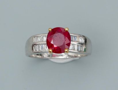 null Bague en , platine 900 MM, ornée d'un rubis ovale / rond pesant 2,10 carats...