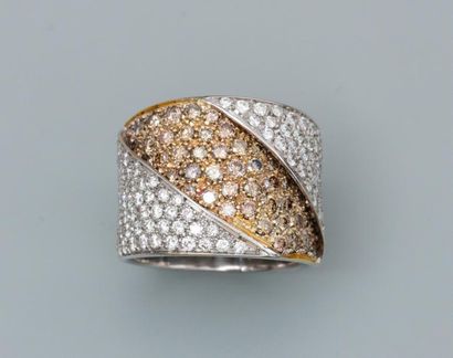 null Bague anneau en or gris, 750 MM, recouverte de diamants blancs de part et d'autre...