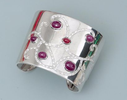 null Bracelet " Manchette" ouvert en or gris lissé, 750 MM, ponctué de six rubis...