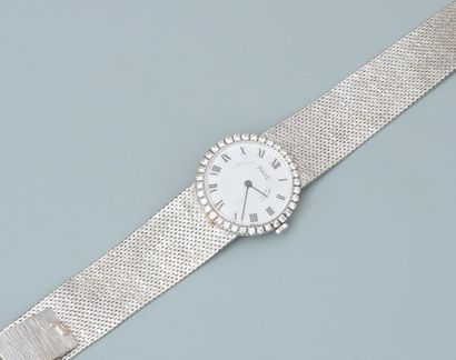null PIAGET, Bracelet montre en or gris, 750 MM, lunette ronde bordée de diamants,...