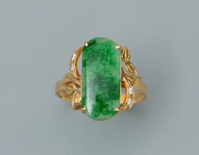 null Bague en or jaune, 750 MM, ornée d'un jade jadéite, taille : 57, poids : 2,8gr....