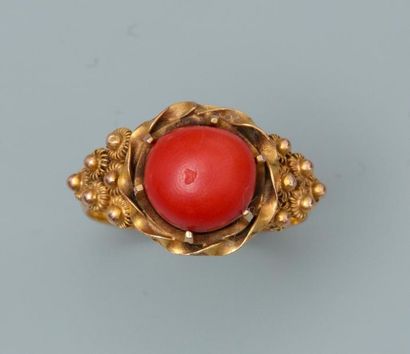 null Bague à décor de graineti , 375 MM, centrée d'une perle de corail, Début XXe...