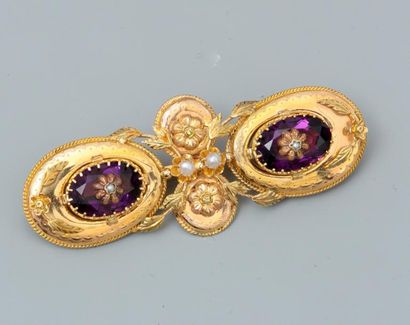 null Broche barrette en or jaune, 750 MM, ornée de deux améyhystes, Début XXe s.,...