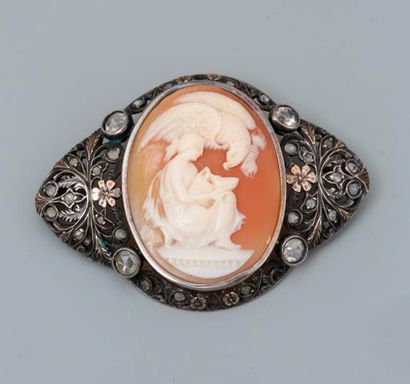 null Broche en, argent 925 MM, ornée de diamants autour d'un camée sur coquille dessinant...