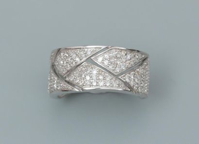 null Bague anneau en or gris, 750 MM, dessinant de fins croisillons dans un pavage...