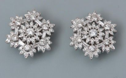 null Boutons d'oreilles en fleur d'or gris, 750 MM, recouvertes de diamants, 1,10...