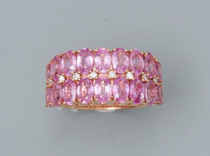 null Bague anneau en or rose, 750 MM, recouverte de saphirs roses et diamants, taille...