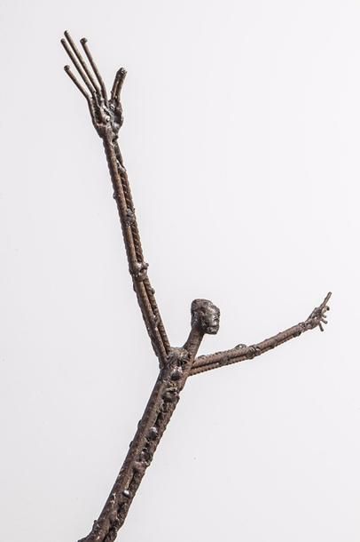 null NADRY LO - Sculpture représentant un homme s'élançant - Bronze patine brune...