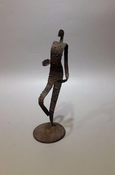 null Dans le goût de Giacometti, Statue d'un homme en marche, métal tordu, H: 59...
