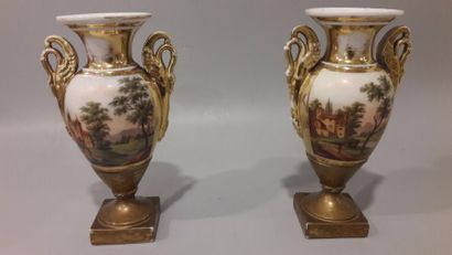 null Paire de vases en procelaine à décors de village, fin XIXe, 22 cm (restaura...