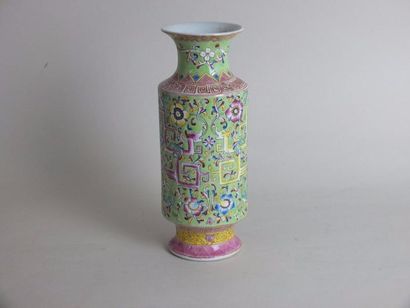 null Vase balustre cylindrique en porcelaine à décors de dragons archaïsants et floral...