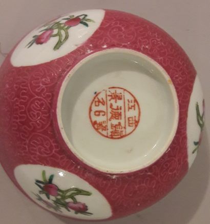 null Suite de 3 coupelles en porcelaine famille rose de la Compagnie des Indes. Chine....