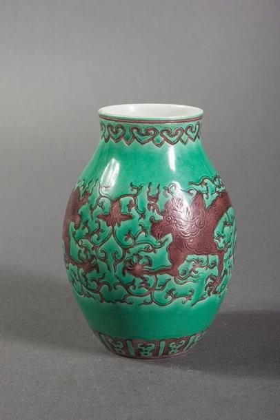 null Petit vase oblongue à large col court en porcelaine décoré de dragons affrontés...
