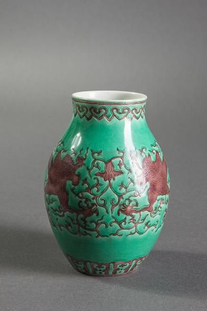 null Petit vase oblongue à large col court en porcelaine décoré de dragons affrontés...